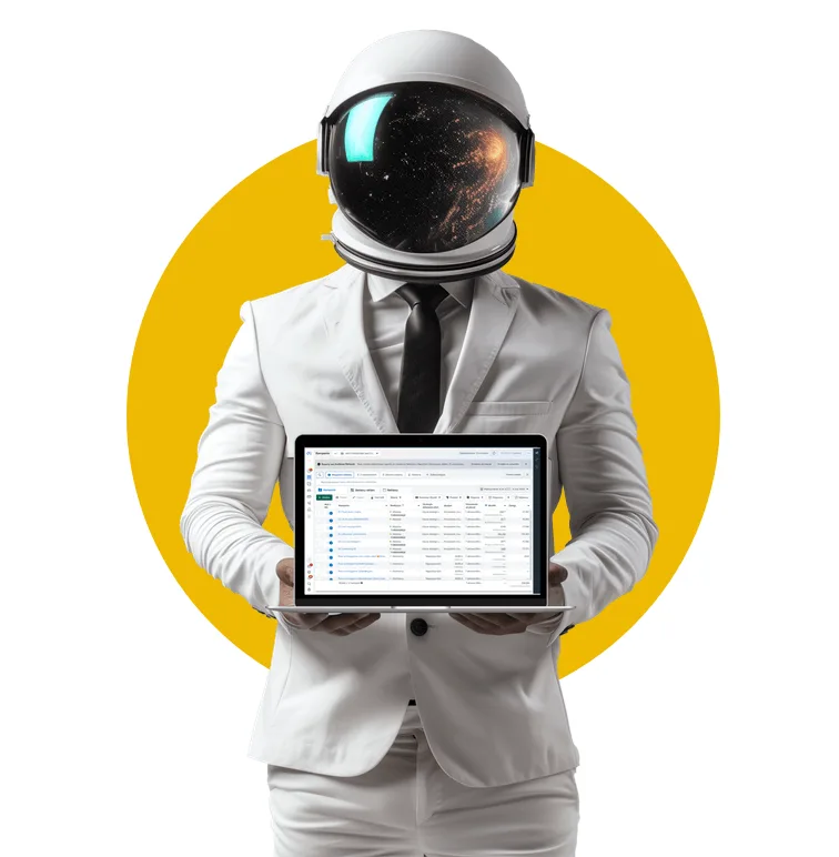 Osoba w garniturze z hełmem astronauty trzyma laptop z wyświetlonym ekranem danych biurowych.