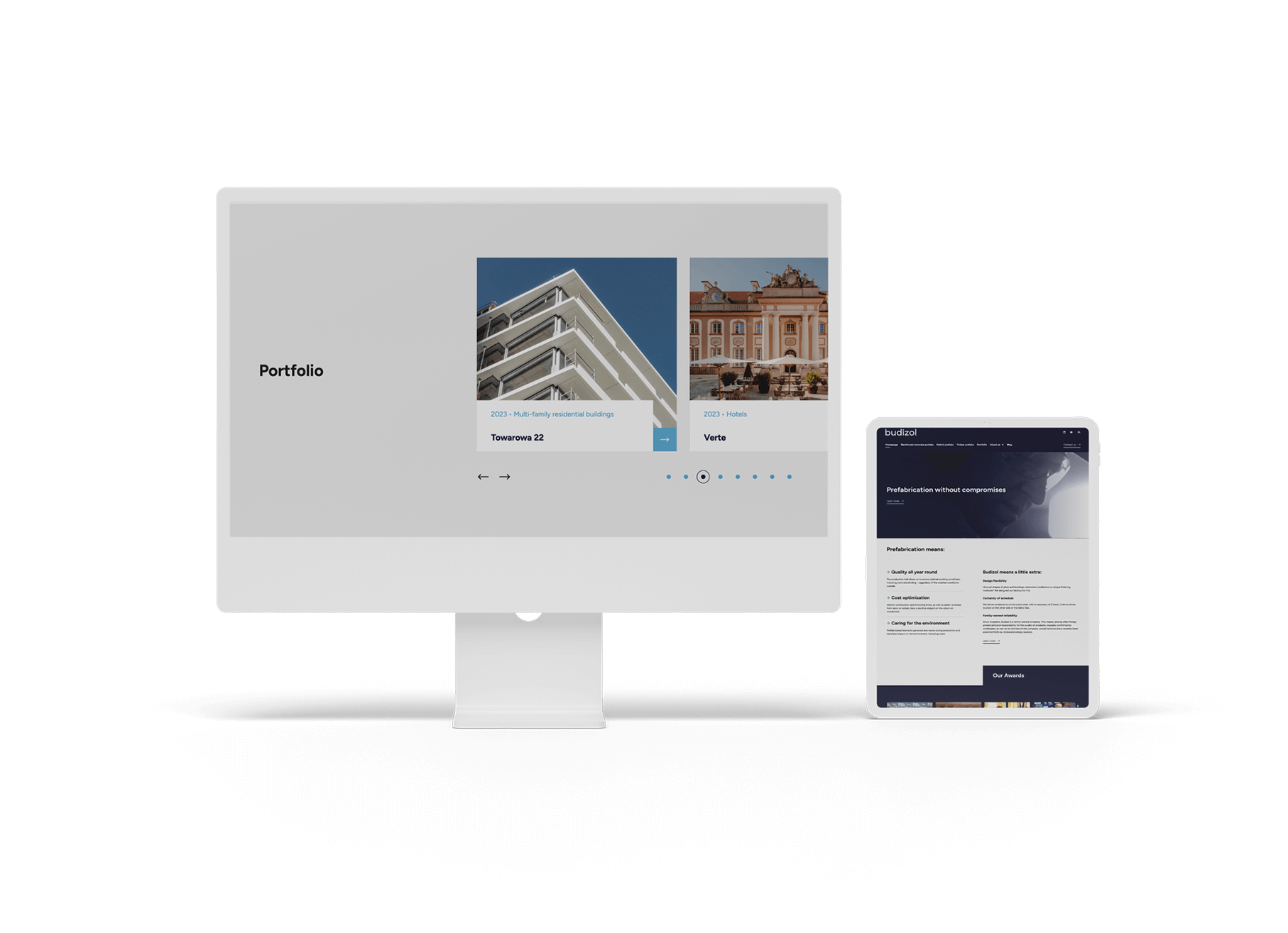 Monitor wyświetlający portfolio architektoniczne oraz tablet z opisem projektu na czarnym tle.