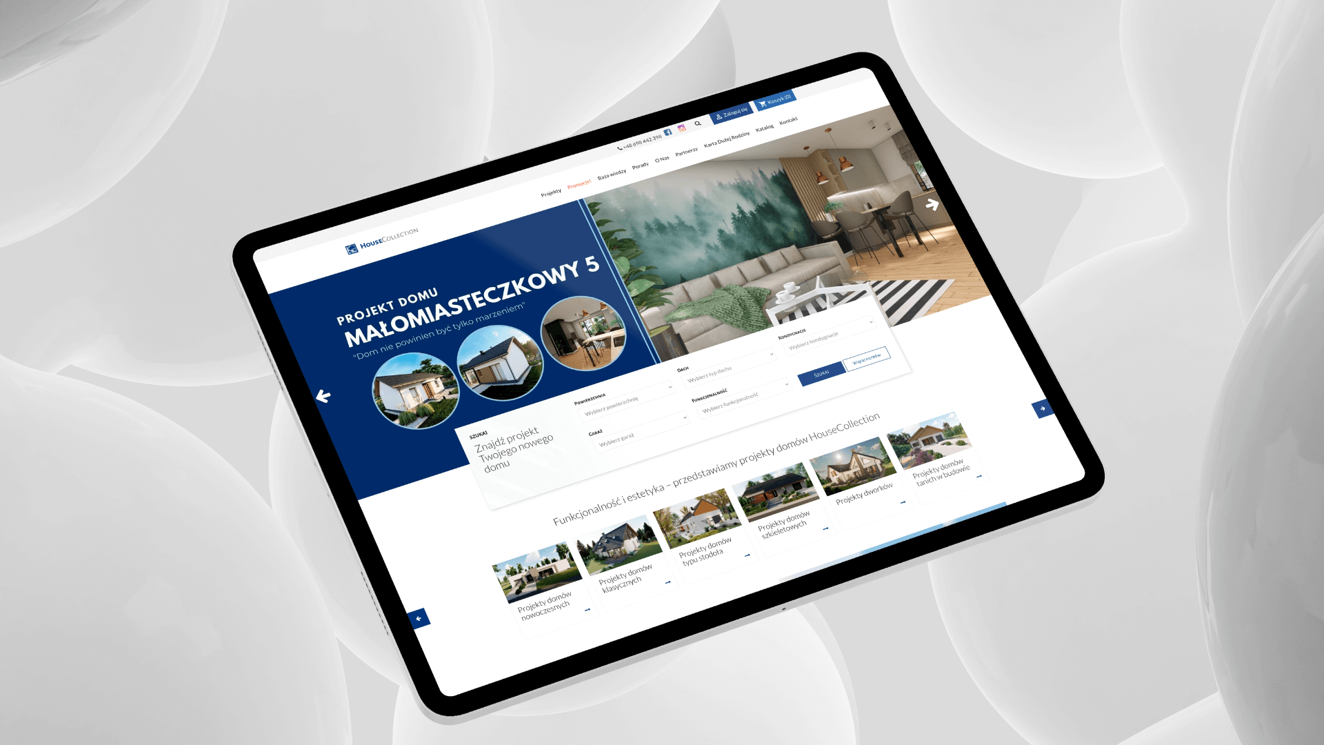 Tablet z wyświetloną stroną internetową z projektami domów jednorodzinnych i wyszukiwarką.