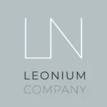 Logo firmy Leonium Company na szarym tle, z dużymi inicjałami LN.