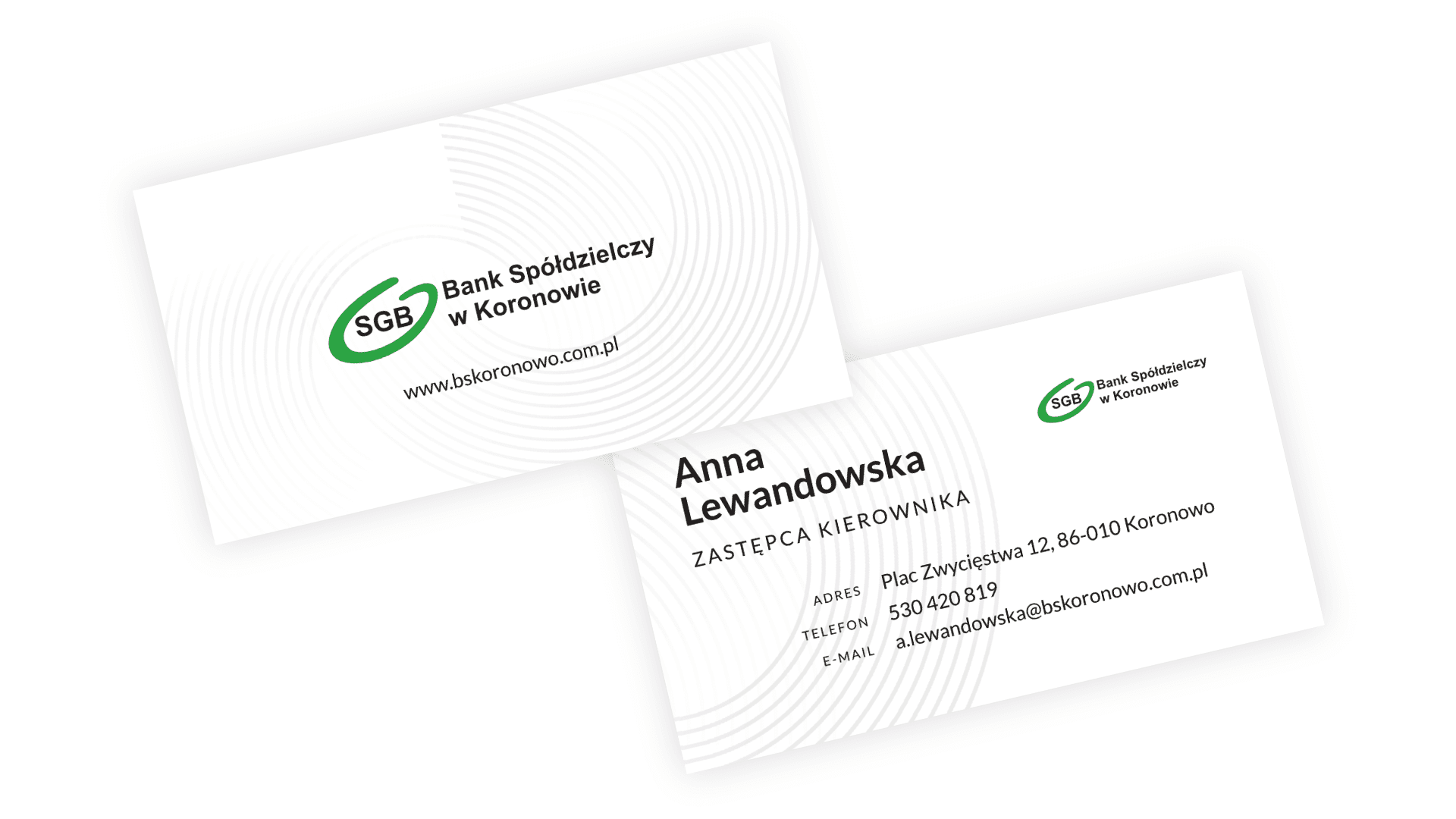 Dwie wizytówki Banku Spółdzielczego w Koronowie z danymi kontaktowymi pracownika.