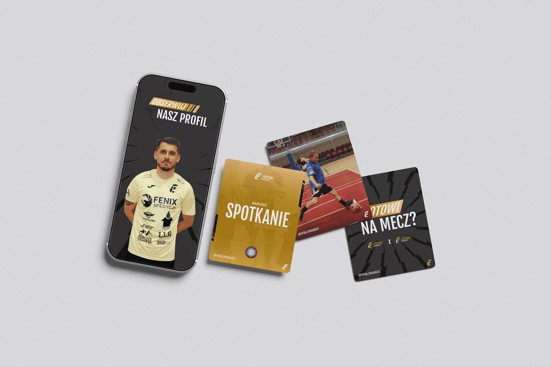 Telefon z profilem piłkarza oraz grafiki promujące mecz i wydarzenie futsalowe na jasnym tle.