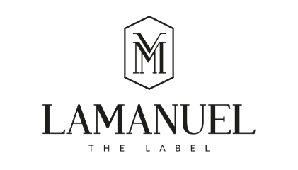 Czarne logo marki LAManuel The Label z monogramem „LM” w sześciokącie.