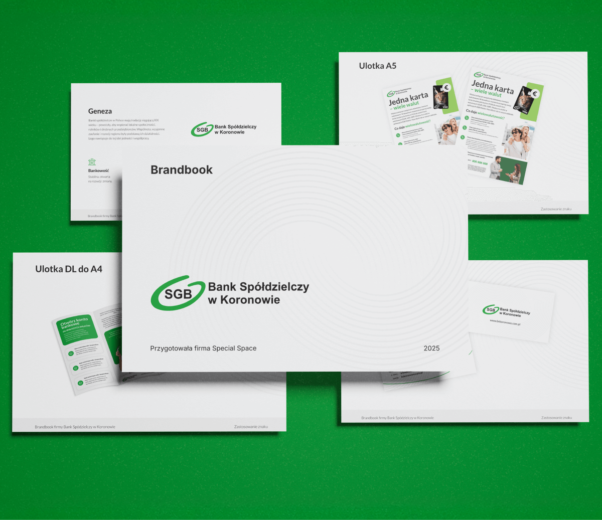Brandbook Banku Spółdzielczego w Koronowie oraz przykłady materiałów promocyjnych na zielonym tle.