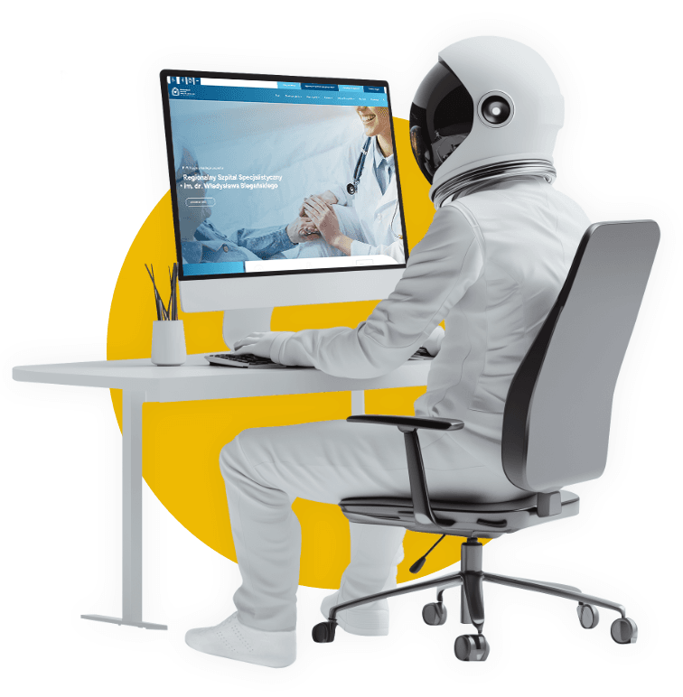Astronauta siedzi przy biurku i korzysta z komputera z otwartą stroną internetową szpitala.