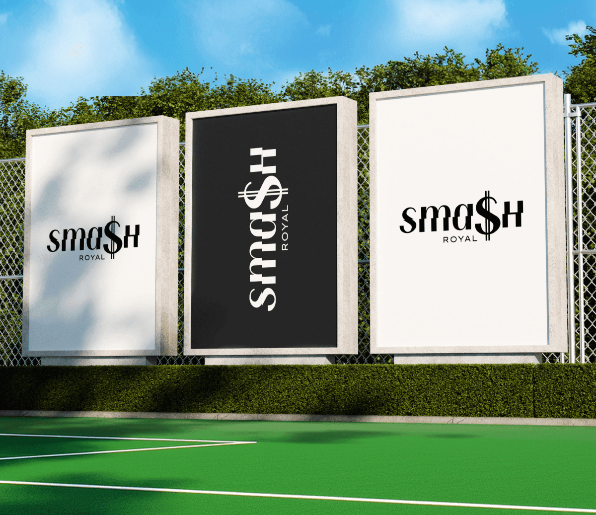 Trzy billboardy z logo „smash Royal” przy ogrodzeniu i zielonym boisku.