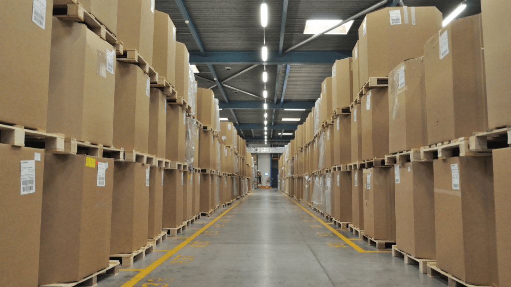Opakowania kartonowe ułożone na paletach w zakładzie produkcyjnym